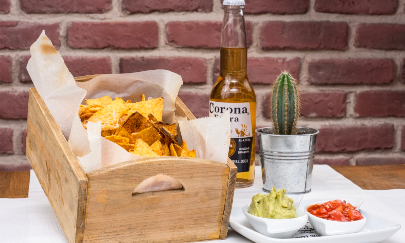 Corona bier met nachos
